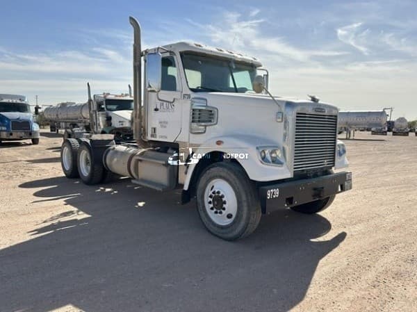 2016 Freightliner 122SD Day Cab Trucks