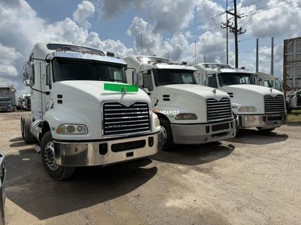 2016 Mack PINNACLE CXU613 Sleeper Trucks