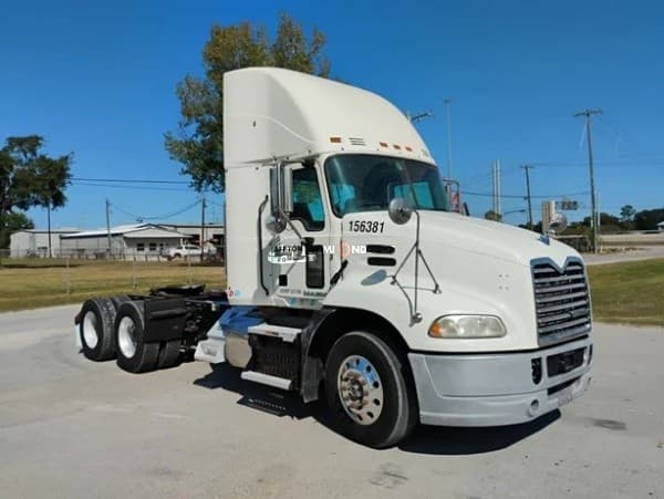 2015 Mack PINNACLE CXU613 Day Cab Trucks