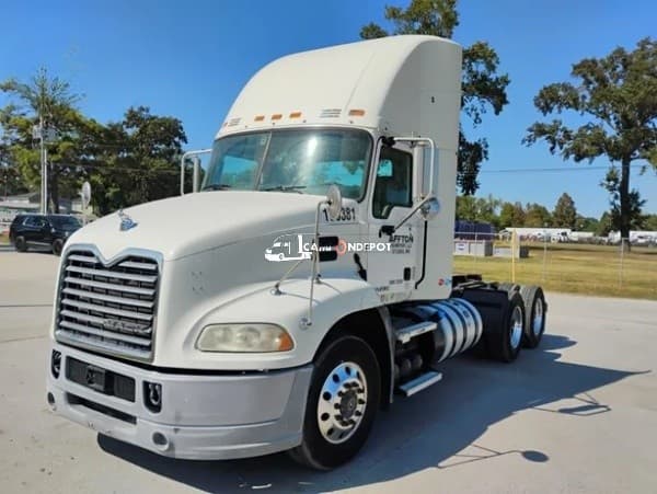 2015 Mack PINNACLE CXU613 Day Cab Trucks