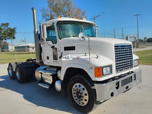 2015 Mack PINNACLE CHU613 Day Cab Trucks