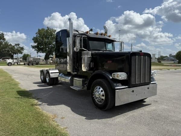 2013 Peterbilt 388 Sleeper Trucks
