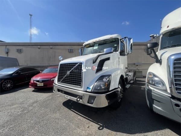 2015 Volvo VNL64T300 Day Cab Trucks