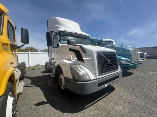 2016 Volvo VNL42T300 Day Cab Trucks