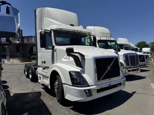 2018 Volvo VNL42T300 Day Cab Trucks