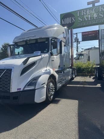 2019 Volvo VNL64T860 Sleeper Trucks
