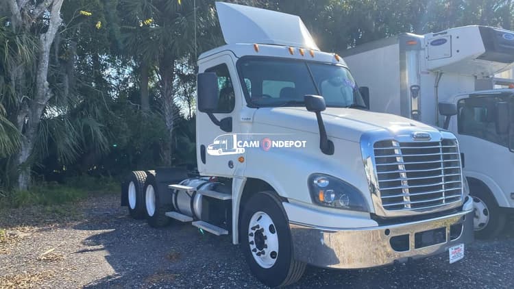 2019 Freightliner Cascadia Day Cab Trucks