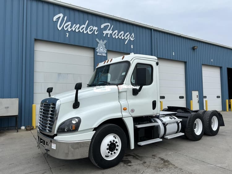 2018 Freightliner CASCADIA Day Cab Trucks