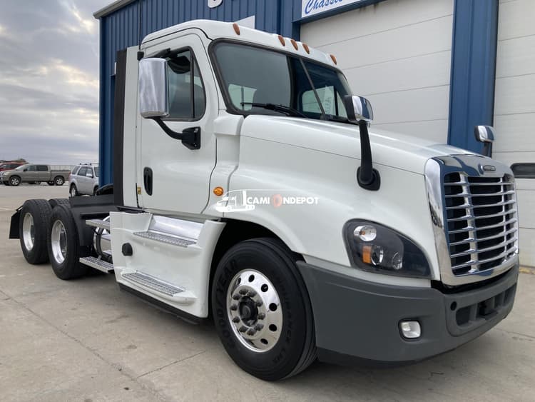 2019 Freightliner CASCADIA Day Cab Trucks
