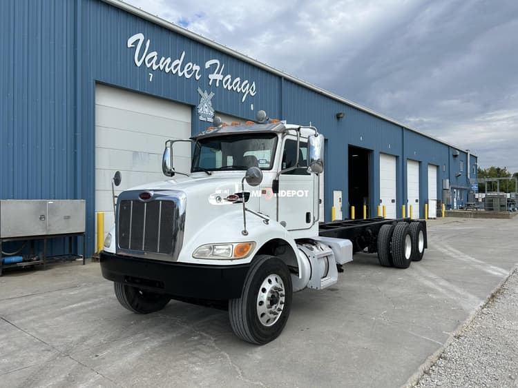 2015 Peterbilt 348 Cab & Chassis Trucks