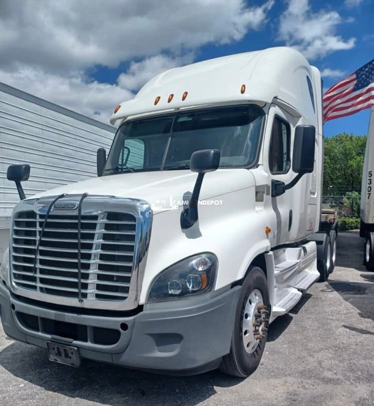 2016 Freightliner CASCADIA Sleeper Trucks