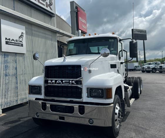 2025 Mack PINNACLE Day Cab Trucks
