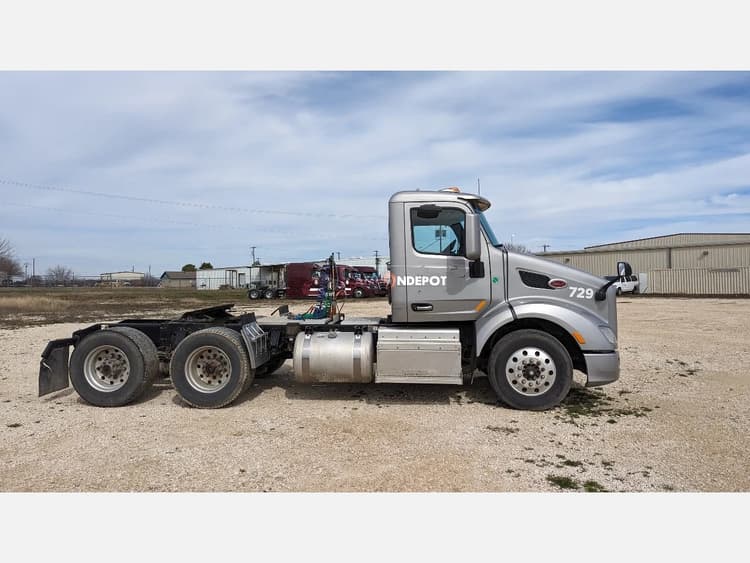 2017 Peterbilt 579 Day Cab Trucks