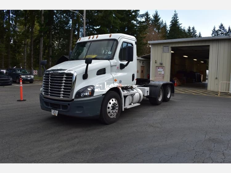2018 Freightliner CA113DC Day Cab Trucks