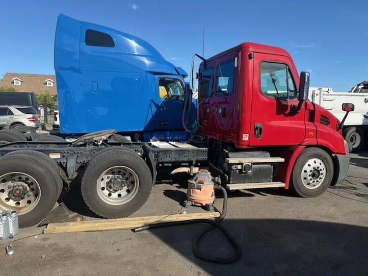2019 Freightliner CASCADIA 113 Day Cab Trucks
