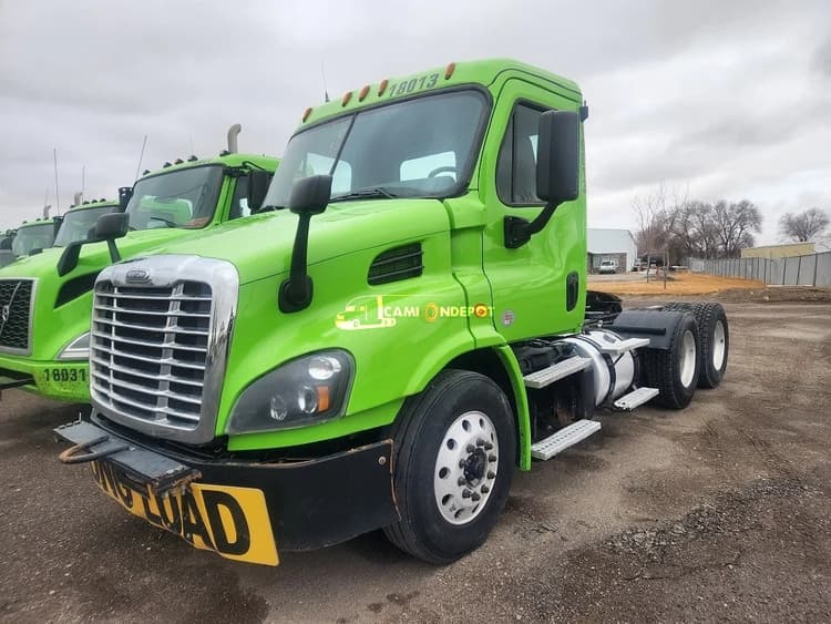 2019 Freightliner CA113DC Day Cab Trucks