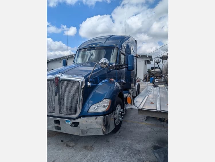 2016 Kenworth T680 Sleeper Trucks