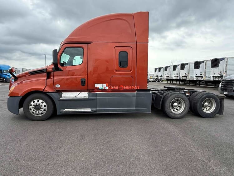2019 Freightliner Cascadia Sleeper Trucks