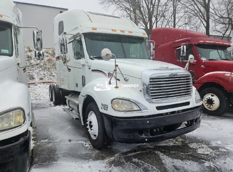 2001 Freightliner Columbia Sleeper Trucks