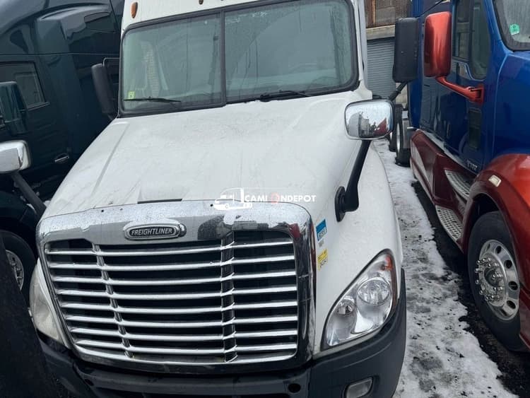 2015 FREIGHTLINER cascadia Sleeper Trucks