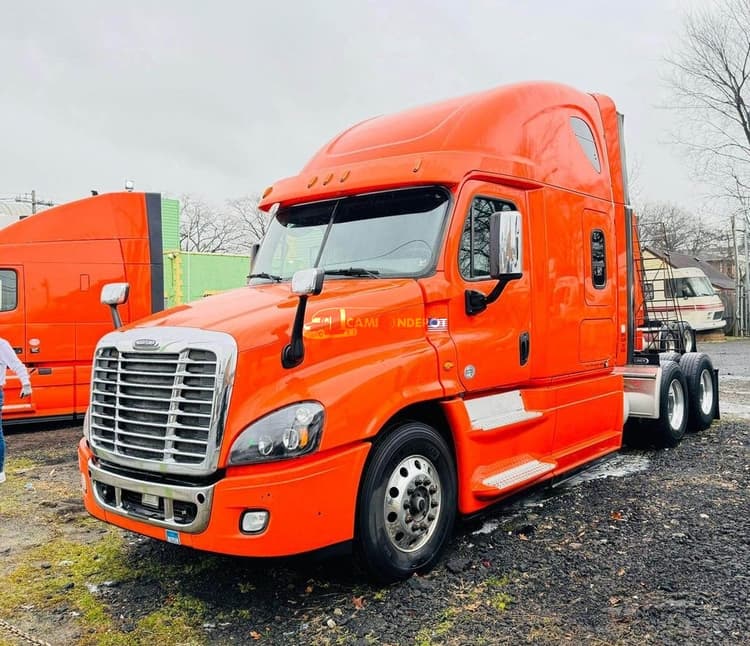 2017 FREIGHTLINER cascadia Sleeper Trucks