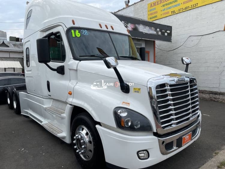 2016 FREIGHTLINER cascadia Sleeper Trucks
