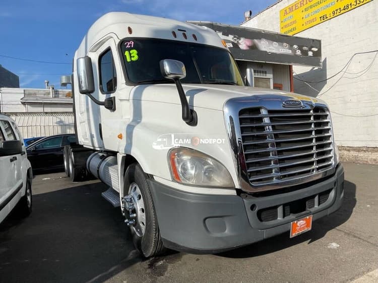 2013 FREIGHTLINER cascadia Sleeper Trucks