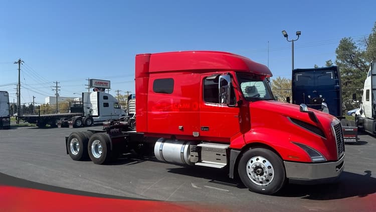2019 VOLVO VNL 740 Sleeper Trucks