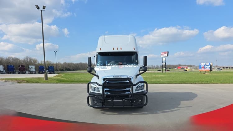 2022 Freightliner Cascadia Sleeper Trucks
