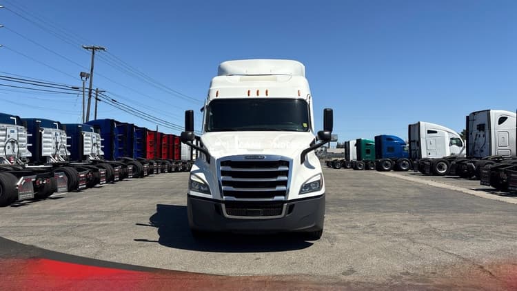 2022 Freightliner Cascadia Sleeper Trucks