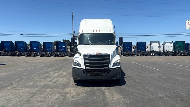 2022 Freightliner Cascadia Sleeper Trucks