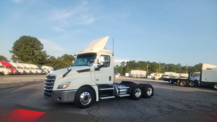 2020 Freightliner Cascadia Day Cab Trucks
