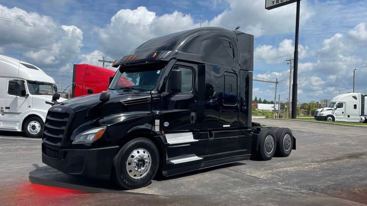 2022 Freightliner Cascadia Sleeper Trucks
