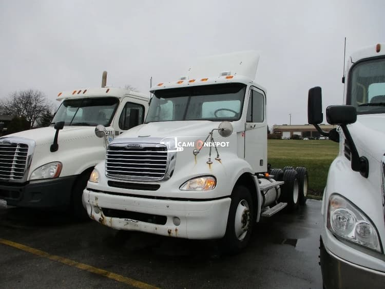 2007 Freightliner Columbia Day Cab Trucks