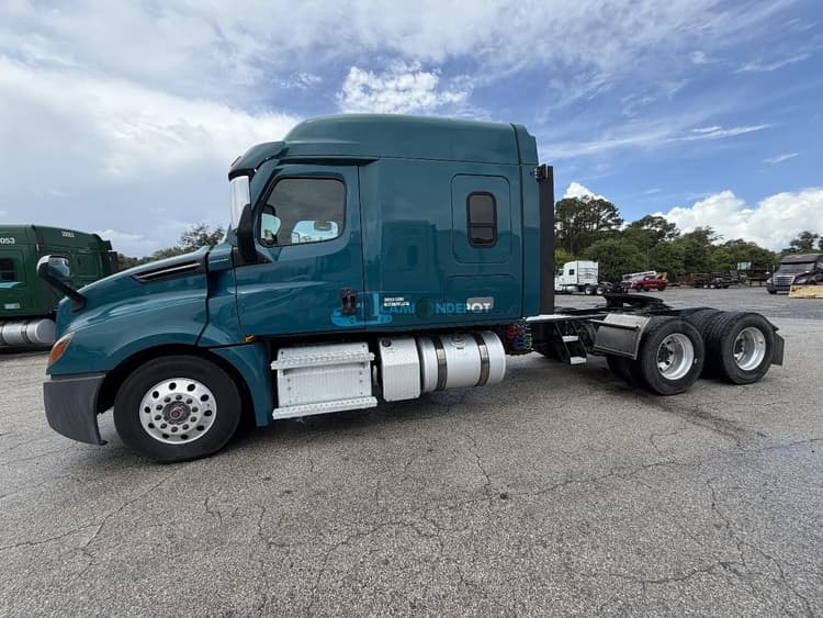 2020 Freightliner CASCADIA 126 Sleeper Trucks