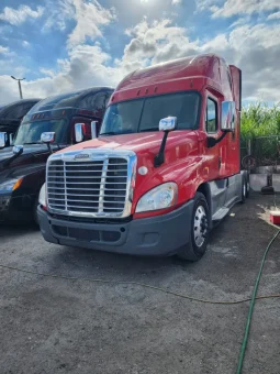 Used 2018 Freightliner Cascadia Sleeper near Hialeah, Florida