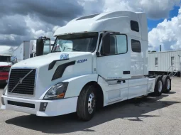 Used 2013 Volvo 780 Sleeper in Hialeah, Florida