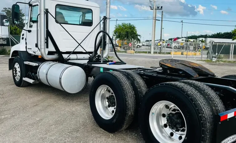 
								Used 2008 Mack Day Cab in Hialeah, Florida full									