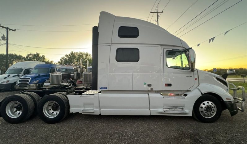 
								Used 2019 Volvo VNL64T860 Sleeper in Von Ormy, Texas full									