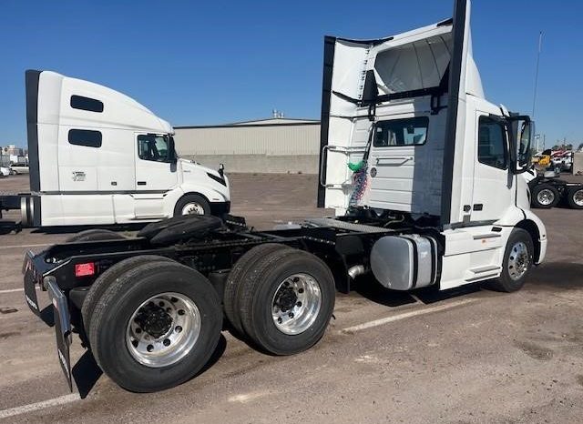 
								New 2024 Volvo VNR64T300 Day Cab in Phoenix Arizona full									