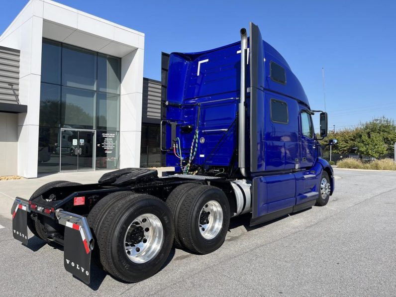 
								New 2025 Volvo VNL64T860 Sleeper in Atlanta Georgia full									