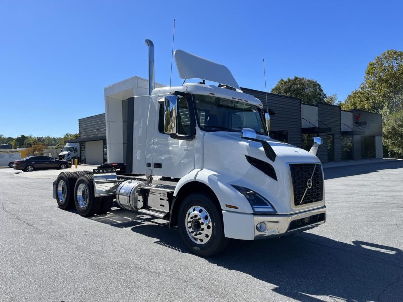 
								New 2025 Volvo VNR64T300 Day Cab in Atlanta Georgia full									