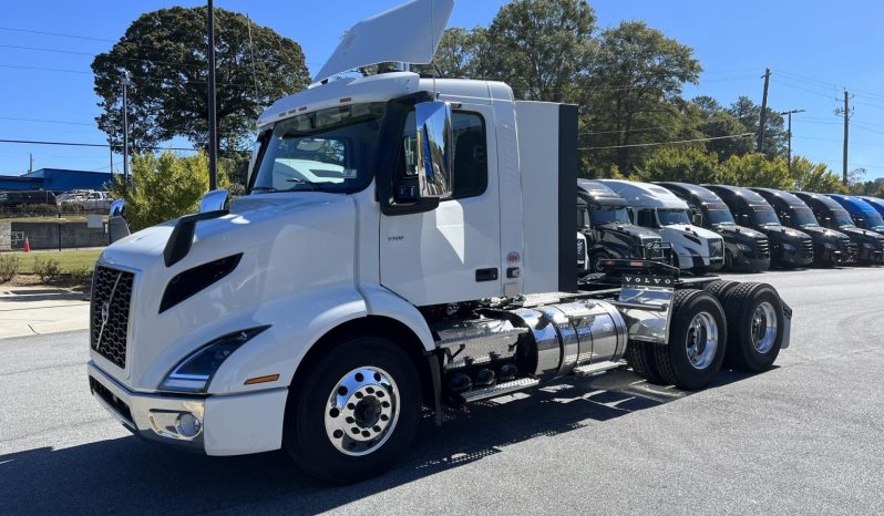 
								New 2025 Volvo VNR64T300 Day Cab in Atlanta Georgia full									