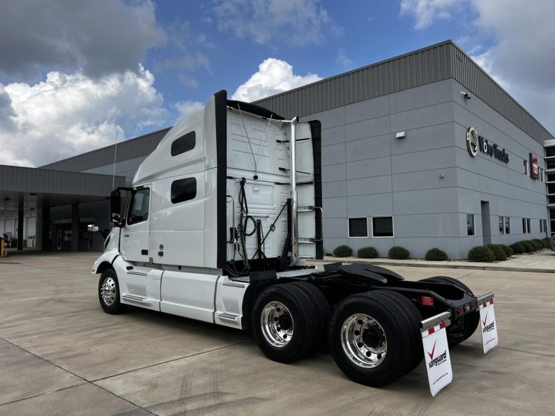 
								Used 2024 Volvo VNL64T760 Sleeper in Houston Texas full									