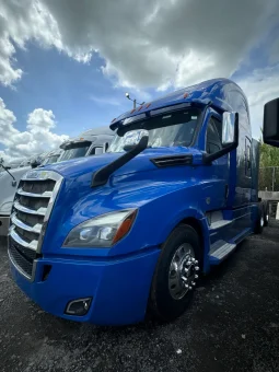 Used 2019 Freightliner Cascadia Sleeper near Hialeah, Florida