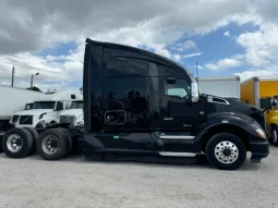 Used 2019 Kenworth T680 Sleeper near Hialeah, Florida