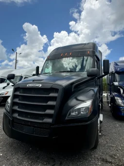 Used 2019 Freightliner Cascadia Sleeper near Hialeah, Florida