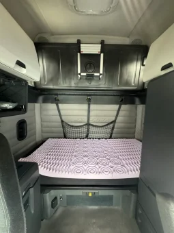 Used 2019 Freightliner Cascadia Sleeper near Hialeah, Florida