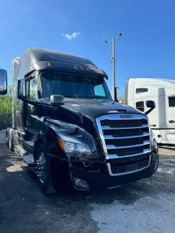 Used 2019 Freightliner Cascadia Sleeper near Hialeah, Florida