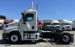 Used 2013 Freightliner Cascadia Day Cab in Hialeah, Florida